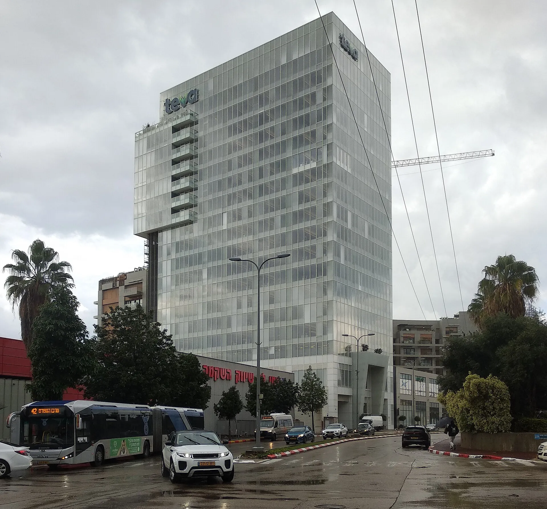 מבנה משרדי של חברת טבע תעשיות פרמצבטיות
