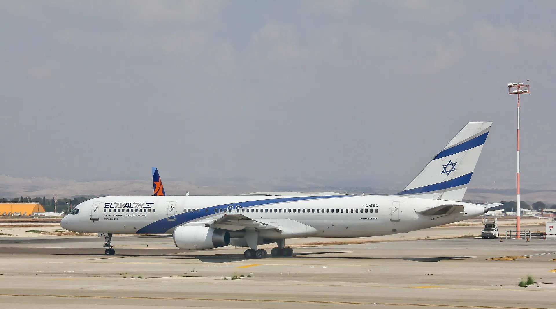 מטוס נוסעים בנמל התעופה בן-גוריון על רקע מחירי הטיסות