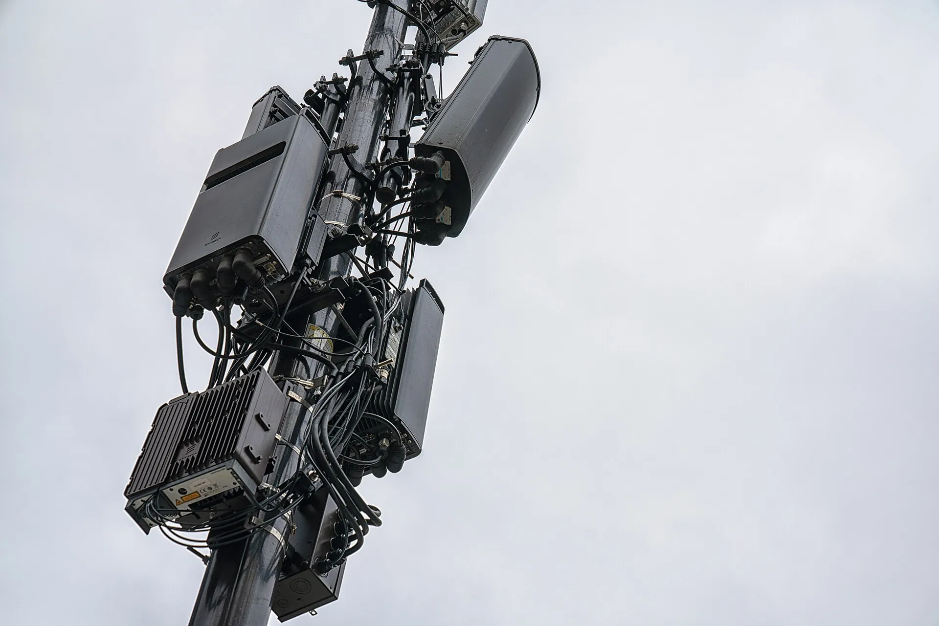 5G cellular tower antenna