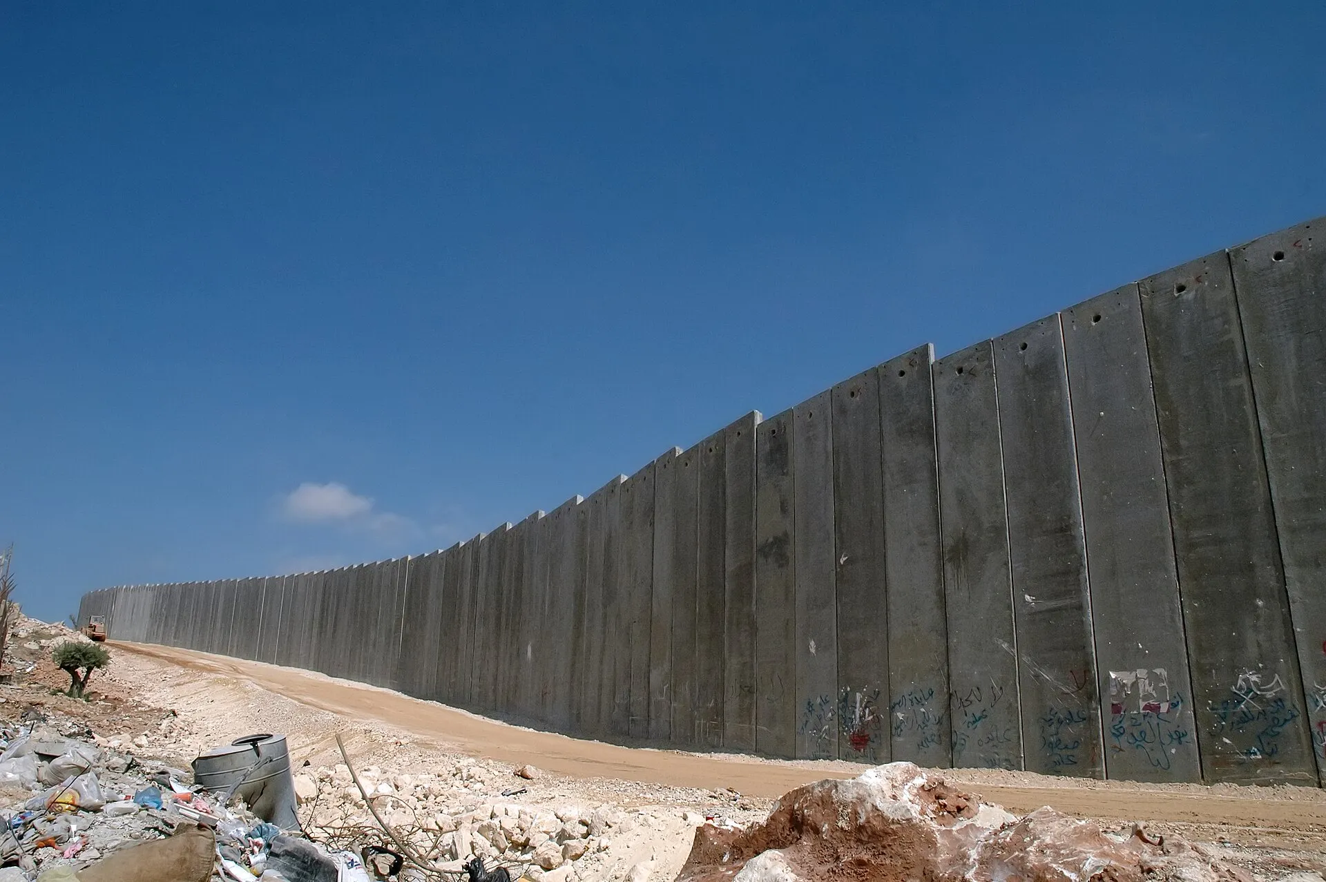 בניין בנק ישראל בירושלים על רקע נושא הקרנות הכספיות
