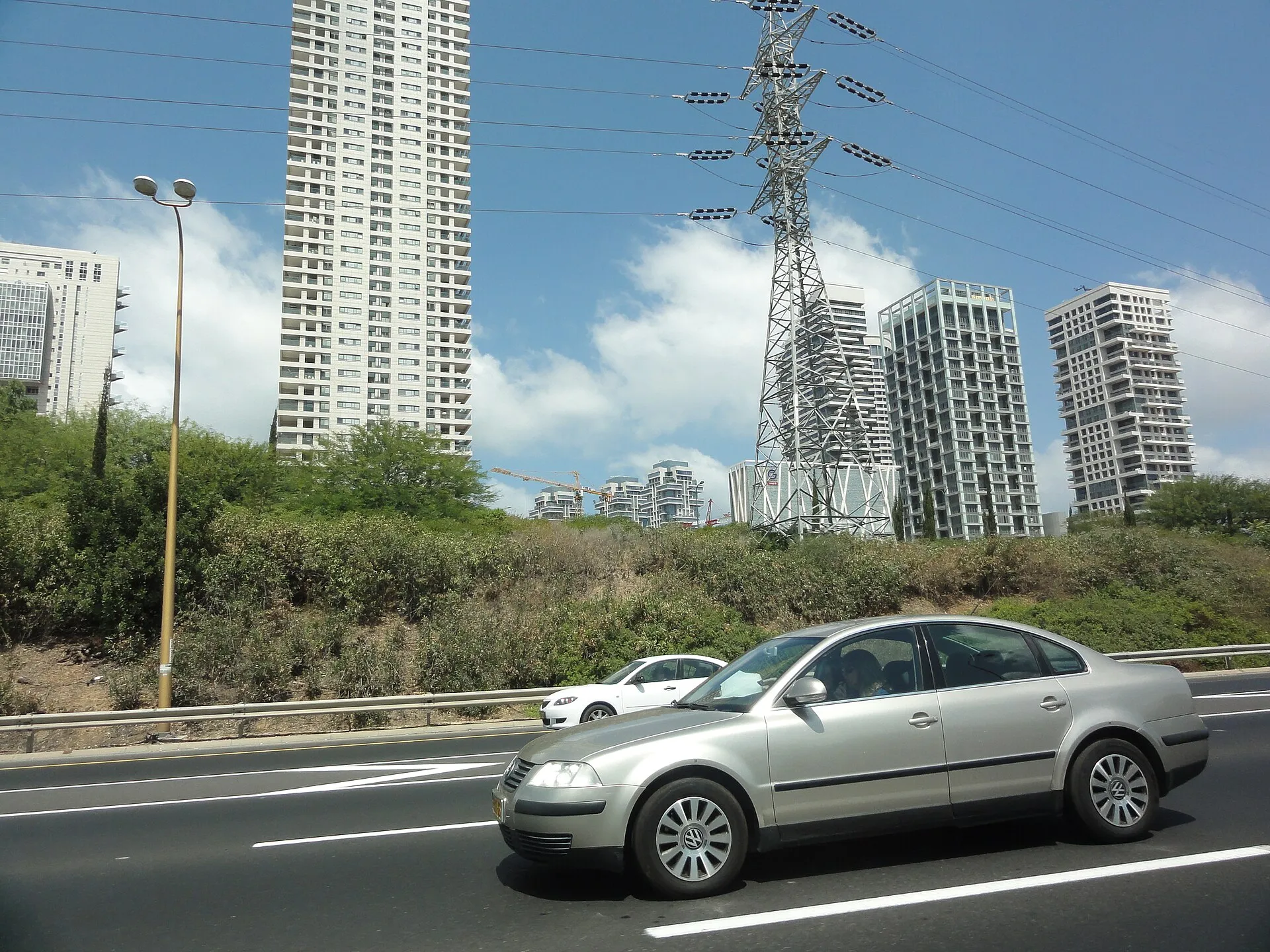 קווי מתח וחשמל בישראל על רקע שמיים