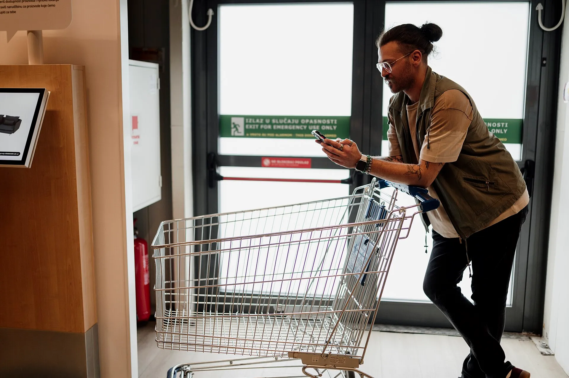 shopping cart with smartphone